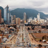 Foto panomárica de Bogotá desde al aire y de fondo los Cerros Orientales.