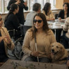 Foto de una mujer invidente con su perro guía en Bogotá.