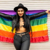 Foto de una mujer con una bandera de la comunidad LGBTI en Bogotá.