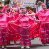 Imagen de adultas mayores bailando y con vestidos de folclor