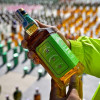 Foto de una botella de licor adulterado.