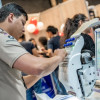 Foto de un empresario de Bogotá utilizando una herramienta tecnológica-