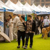 Foto de una de las ferias de 'Hecho en Bogotá' con asistentes comprando productos de emprendedores locales.