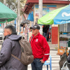 Imagen de funcionarios en la calle hablando con gente