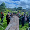 Foto de estudiantes de Bogotá durante la jornada de recuperación de jardines del Humedal El Tunjo