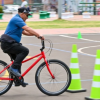 Foto de un hombre montado en una bicicleta
