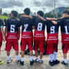 Foto de jóvenes en una cancha de fútbol en Bogotá.