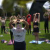 Foto de un grupo de personas practicando yoga
