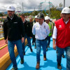 Foto del alcalde Carlos Fernando Galán liderando recorrido por obras de la avenida carrera 68.