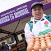 Foto de una mujer campesina en una de los Mercados Campesinos de Bogotá.