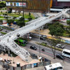 Foto de las obras puente bici-peatonal frente al centro comercial El Edén en Bogotá.