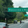 Foto que muestra vehículos andando por las calles 