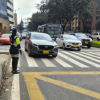 Imagen de una vía de Bogotá en la que circulan vehículos y motos. 