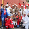 Foto de personas privados de la libertad durante jornada de embellecimiento de la Plaza Distrital de Mercado del 20 Julio en Bogotá.