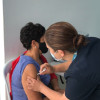 Foto de una mujer en proceso de vacunación en Bogotá.