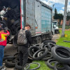 Foto de la jornada de 'Llantatón' con el retiro de 444 llantas de las calles de San Cristóbal, al oriente de Bogotá.