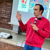 Imagen de un funcionario de la alcaldía de Suba hablando