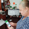 Imagen de señora viendo la pantalla de un celular