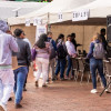 Foto de bogotanos y bogotanos en una feria de empleo en Bogotá.
