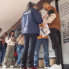 Foto de bogotanos y bogotanas accediendo a la sede de la Agencia Distrital de Empleo en Bogotá.