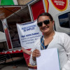 Foto de una bogotana accediendo a servios de la Unidad Móvil de la Agencia Distrital de Empleo.