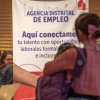 Foto de bogotanos y bogotanas accediendo a la sede de la Agencia Distrital de Empleo en Bogotá.