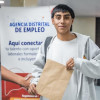 Foto de un joven bogotano accediendo a servicios de la Unidad Móvil de Empleo.
