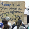 Imagen de varias personas sosteniendo un cartel 