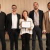 Foto que la entrega del reconocimiento a la gerente de la Empresa de Acueducto y Alcantarillado de Bogotá (EAAB), Natasha Avendaño e integrantes de su equipo.