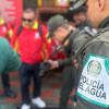 Foto que muestra personas con el uniforme del Acueducto de Bogotá y de la Policía del Agua