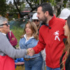 Imagen del alcalde Galán dándole la mano a una señora