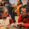 Imagen de Carlos Fernando Galán hablando con una señora