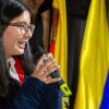 Foto que muestra una estudiante hablando con un microfóno en la mano