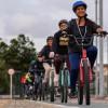 Grupo de mujeres ciclistas pedaleando en ciclovía de Bogotá con cascos alineados