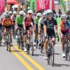 Ciclistas compiten en pelotón durante primera etapa de la Vuelta Colombia Femenina 2026