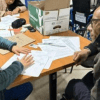 Imagen de una funcionaria hablando con una persona con discapacidad