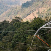 Foto que muestra trabajadores de Enel Colombia en una antena de energía 