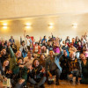 Imagen de grupo de personas con mano levantada de celebración en instalaciones de BibloRed