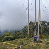 Foto que muestra personas con el uniforme de Enel Colombia realizando labores de mantenimiento