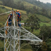 Foto que muestra dos personas con el uniforme de Enel Colombia realizando labores en una antena de energía 
