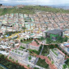 Foto que panorámica de Bogotá que muestra casas y calles 