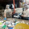 Foto que muestra dos personas con gorros y tapabocas reciclando 