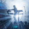 Imagen de una persona tocando consola de música en vivo