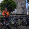 Miguel, hombre cuya bicicleta fue robada y recuperada por la Policía, posando con su bicicleta.