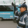 Foto de un agente de tránsito en una vía de Bogotá