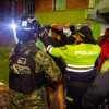 Uniformadas de la Policía y el Ejército registrando a personas.
