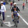 Personas en Bogotá montan bicicleta en Ciclovía con familias y niños