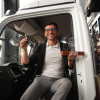 Fernando Cáceres dentro de camión de carga recibe llaves tras renovación vehicular del programa Foncarga en Bogotá.