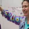 Mujer con un producto de su emprendimiento.