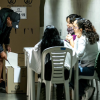 Imagen de un puesto de votación en donde hay un ciudadano depositando su voto